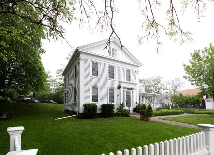 4 Fort Hill Rd, Groton, CT for sale - Primary Photo - Image 1 of 11