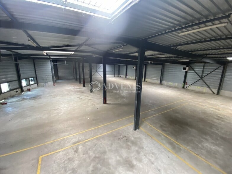 20 Avenue Des 3 Peuples, Montigny-le-Bretonneux for lease - Interior Photo - Image 2 of 6