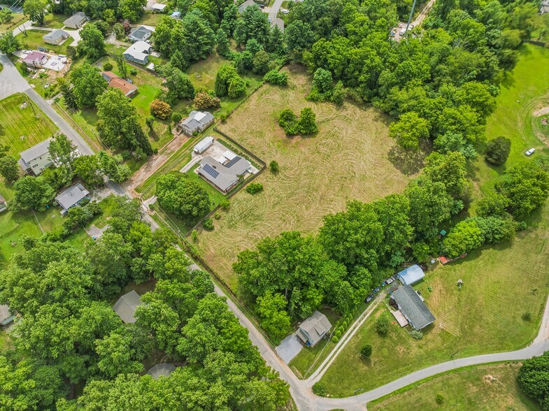 99999 Daniel Rd, Asheville, NC à vendre - Photo du bâtiment - Image 2 de 22