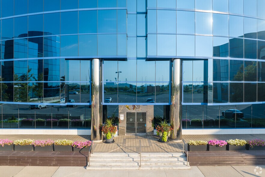 5520 Explorer Dr, Mississauga, ON à louer - Photo du bâtiment - Image 3 de 9