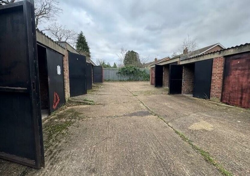 2-12 Rear of Station Way, Buckhurst Hill à louer - Photo du bâtiment - Image 3 de 4