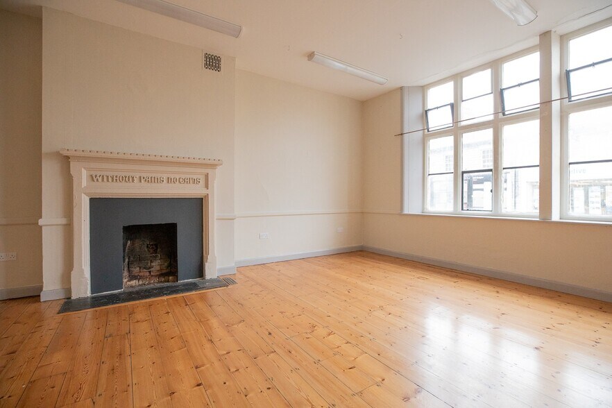 83 High St, Street à louer - Photo du bâtiment - Image 2 de 5