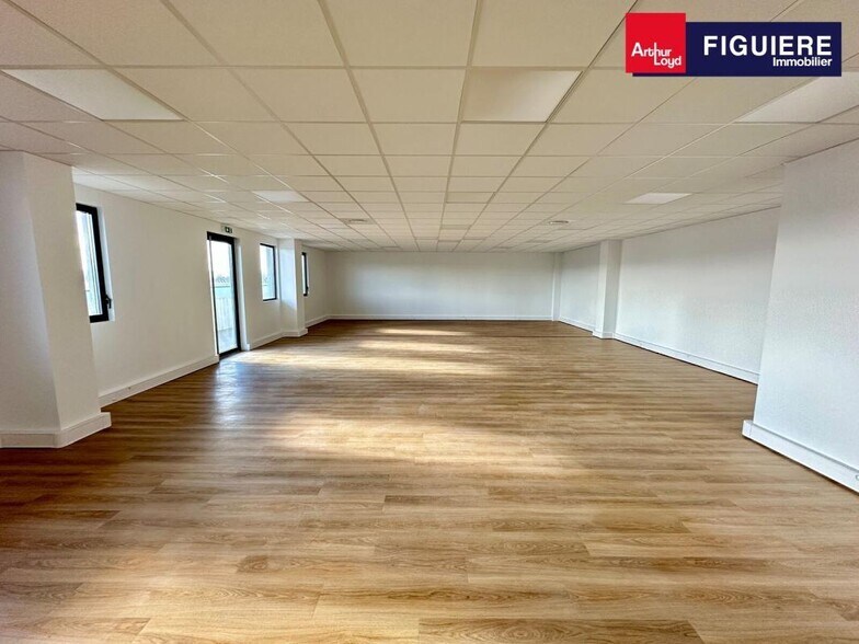 472 Route D'aix En Provence, Pertuis for lease - Building Photo - Image 1 of 12