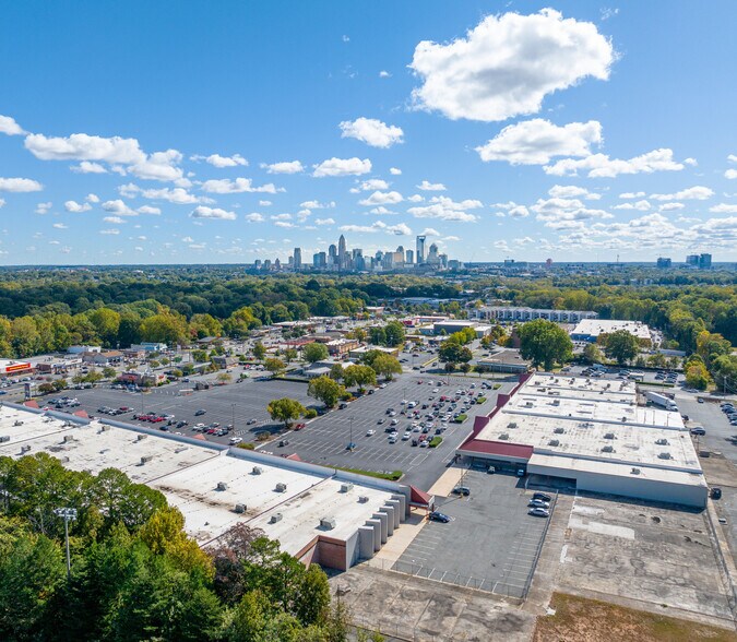 2901-3053 Freedom Dr, Charlotte, NC à louer - Photo du bâtiment - Image 2 de 8