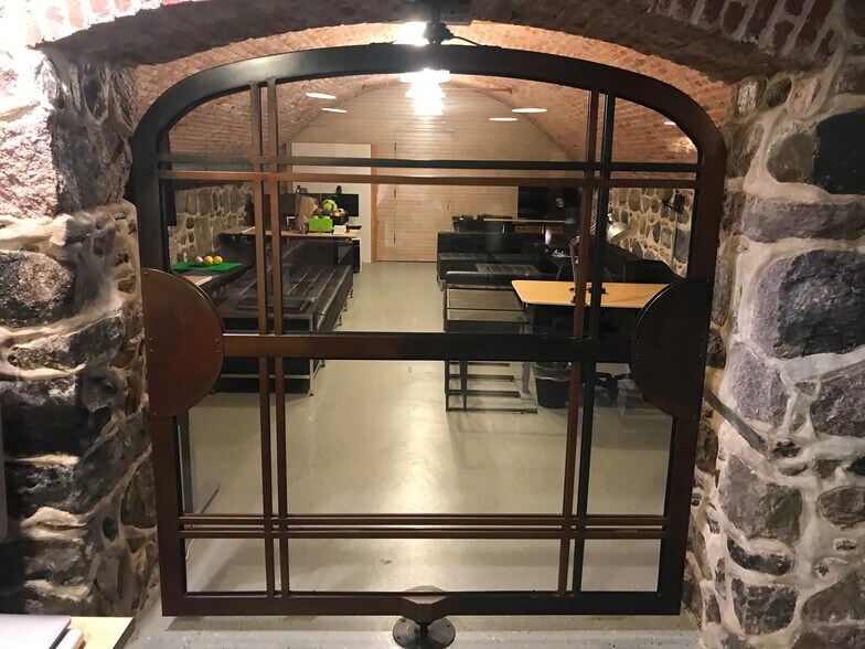 1327 Jones Dr, Ann Arbor, MI for lease - Interior Photo - Image 1 of 8