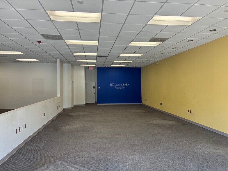 900 W Ehringhaus St, Elizabeth City, NC for lease - Building Photo - Image 2 of 14