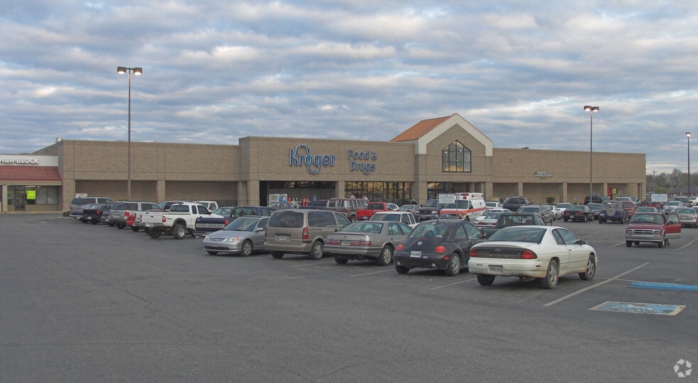 1700-1728 N Locust Ave, Lawrenceburg, TN for lease - Primary Photo - Image 2 of 2