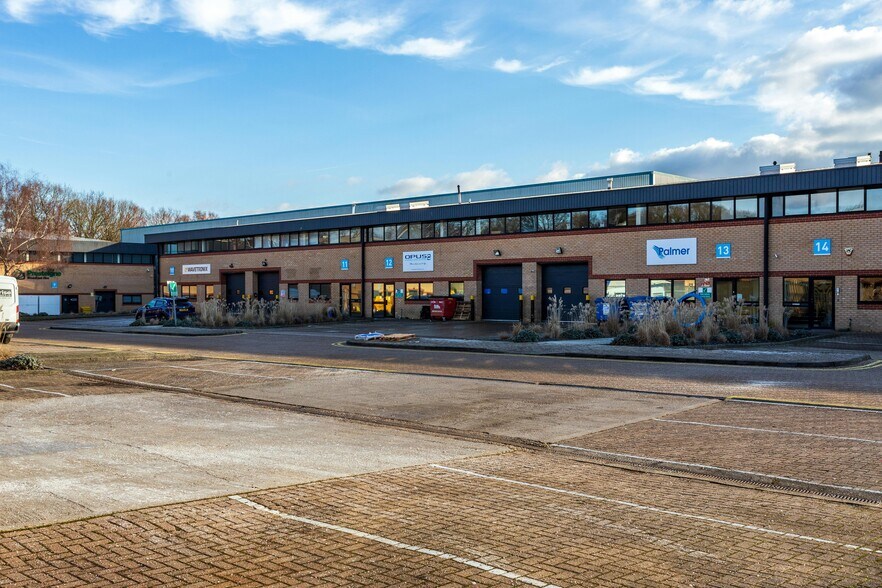 Newton Rd, Crawley à louer - Photo du bâtiment - Image 3 de 12