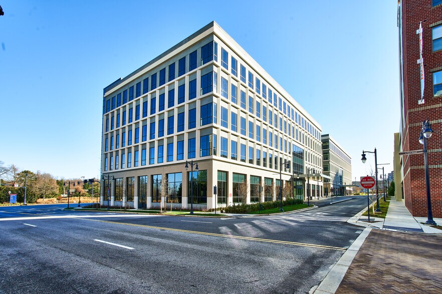 201 National Harbor Blvd, Oxon Hill, MD à louer - Photo du bâtiment - Image 1 de 7