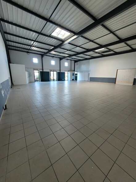 Industrial in Lyon for lease - Interior Photo - Image 3 of 3