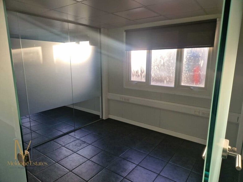 Unit R4 Offices, Northfleet Industrial Est, Lower Rd, Northfleet à louer - Photo du bâtiment - Image 3 de 5