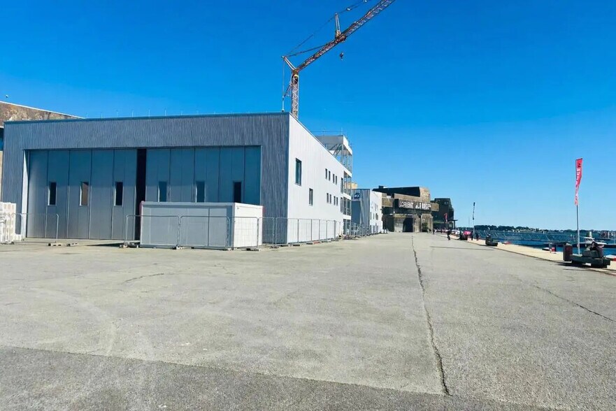 Flex in Lorient for lease - Building Photo - Image 2 of 8