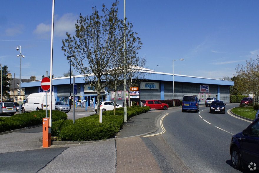Barnstaple Retail Park portfolio of 2 properties for sale on LoopNet.ca - Primary Photo - Image 2 of 2
