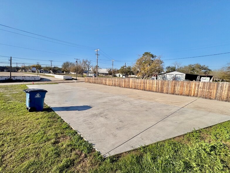 307 2nd St, Pleasanton, TX for lease - Building Photo - Image 3 of 8
