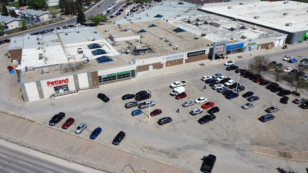 300 Confederation Dr, Saskatoon, SK à louer - Photo du bâtiment - Image 3 de 8