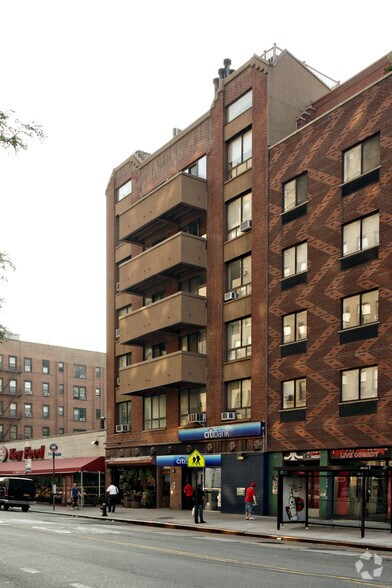 50 Avenue A, New York, NY à louer - Photo du bâtiment - Image 2 de 3