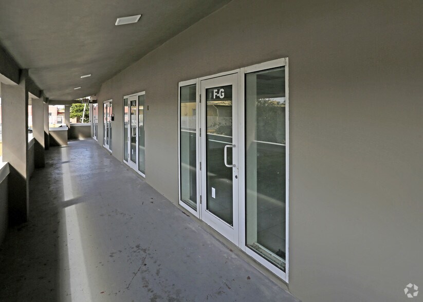 2301-2319 NW 7th St, Miami, FL à louer - Photo du bâtiment - Image 3 de 5