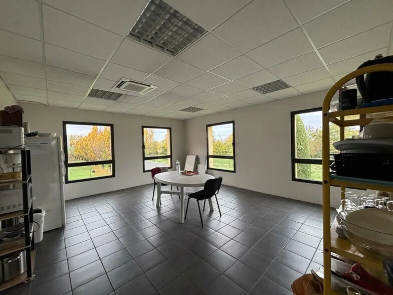 Flex in Arnas for lease - Interior Photo - Image 3 of 15