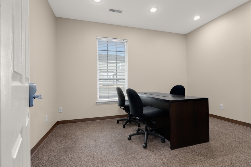 22 Richmond Center Ct, Saint Peters, MO for lease - Interior Photo - Image 1 of 14