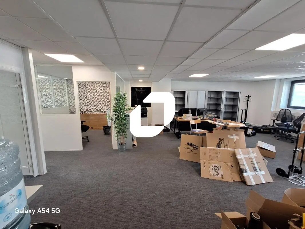 Office in Issy-les-Moulineaux for lease Building Photo- Image 1 of 6