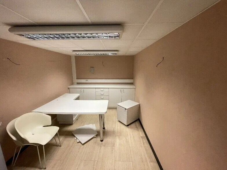 Retail in Lyon for lease - Interior Photo - Image 3 of 6