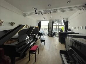 Retail in Lyon for lease Interior Photo- Image 1 of 1