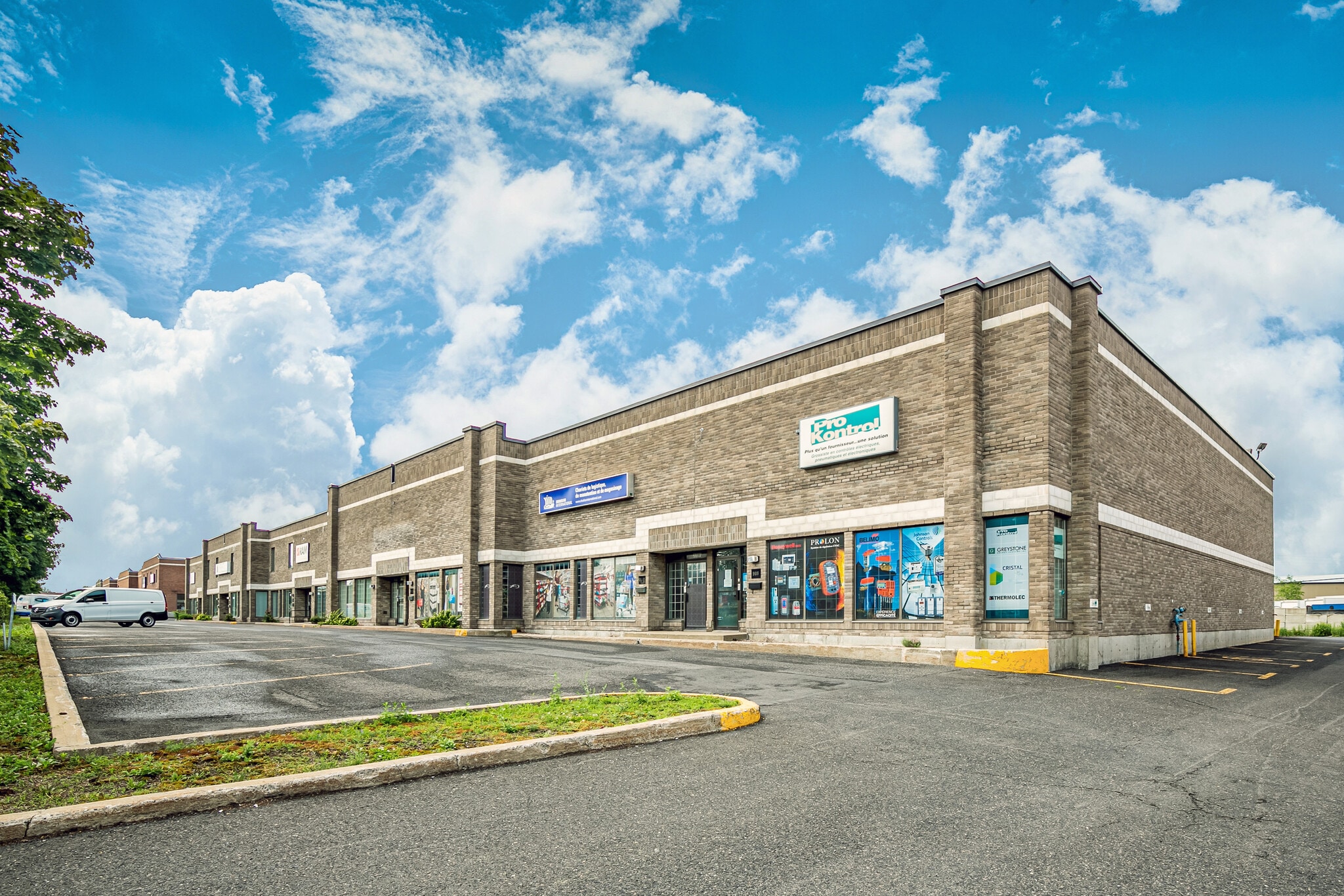 908-926 Rue Jean-Neveu, Longueuil, QC à louer Photo du bâtiment- Image 1 de 2