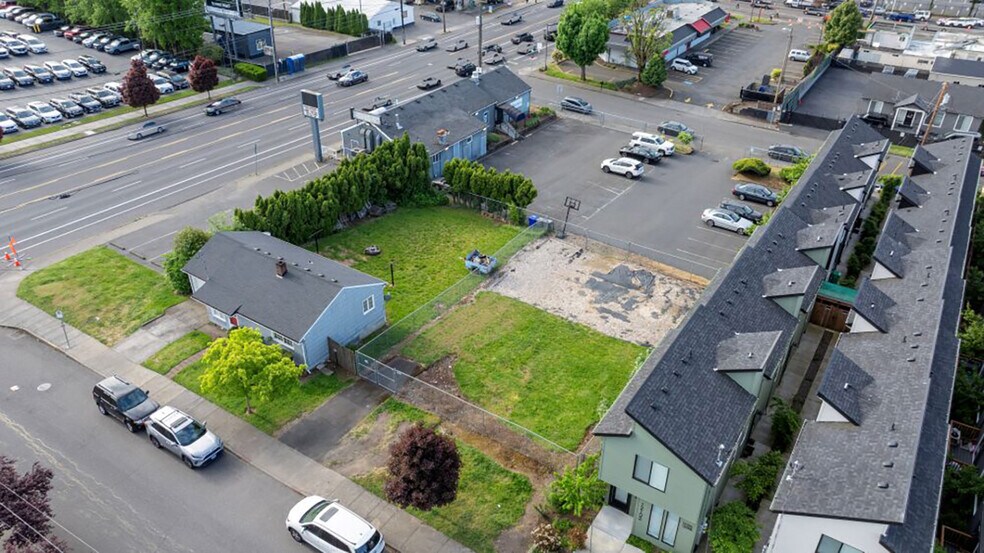 Retail Property and Redevelopment Land portefeuille de 2 propriétés à vendre sur LoopNet.ca - Photo du bâtiment - Image 3 de 5