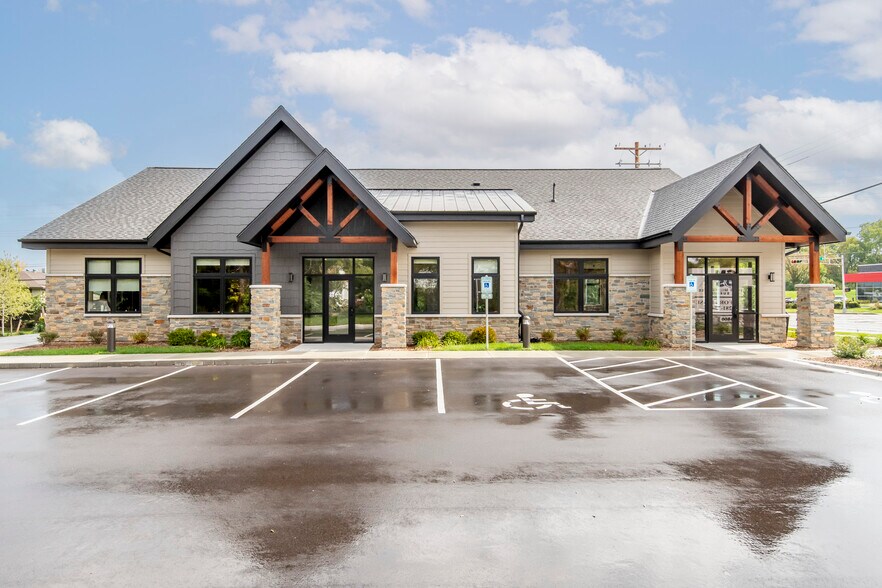 6810 W Layton Ave, Greenfield, WI à louer - Photo du bâtiment - Image 3 de 3