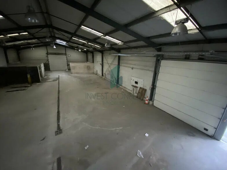 Flex in Pierrelaye for lease - Building Photo - Image 3 of 5