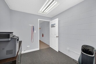 3S340 Rockwell St, Warrenville, IL à louer Photo intérieure- Image 1 de 7