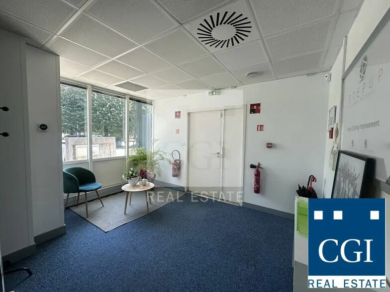 Office in Eybens for lease - Building Photo - Image 2 of 8