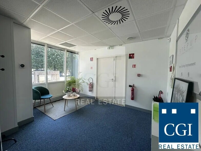 Bureau dans Eybens à louer - Photo du bâtiment - Image 2 de 8