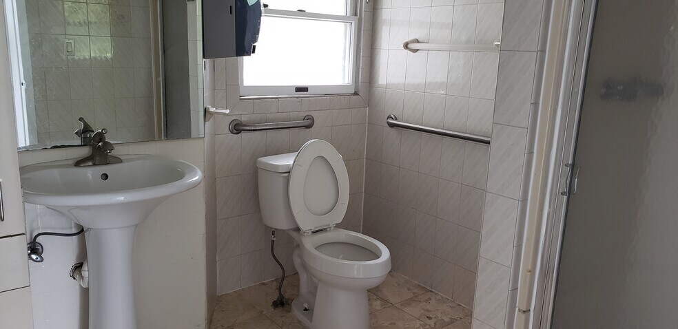 539 Broad Ave, Palisades Park, NJ à vendre - Photo intérieure - Image 2 de 5