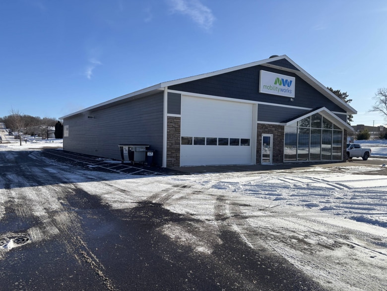 3115 Oak Knoll Dr, Eau Claire, WI for lease - Building Photo - Image 2 of 21