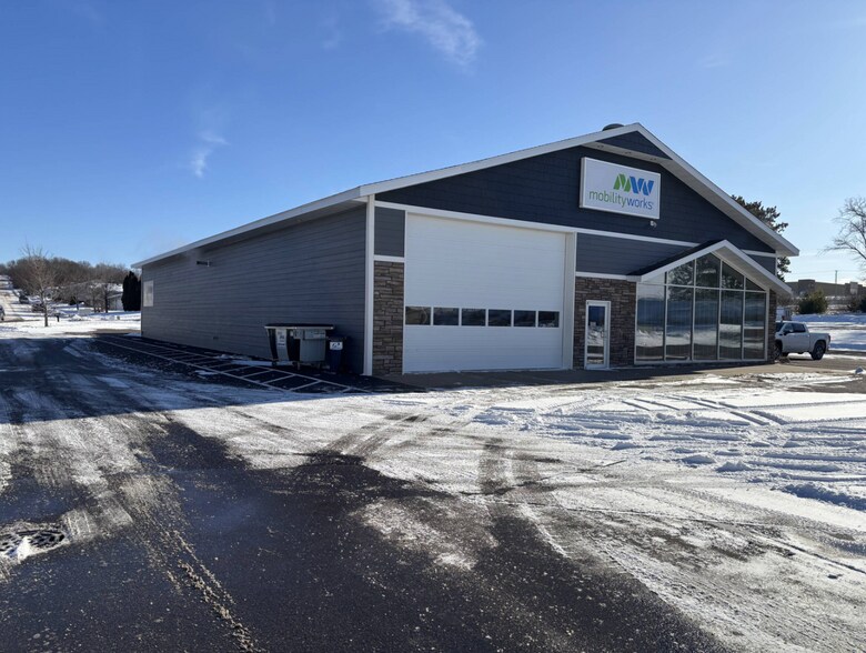 3115 Oak Knoll Dr, Eau Claire, WI à louer - Photo du bâtiment - Image 2 de 21
