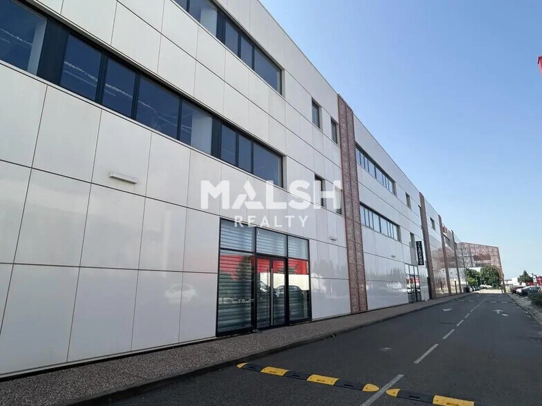 Bureau dans Saint-Priest à louer - Photo du bâtiment - Image 2 de 13