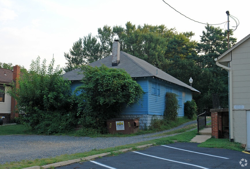 905 W Broad St, Falls Church, VA à vendre - Photo du bâtiment - Image 2 de 3