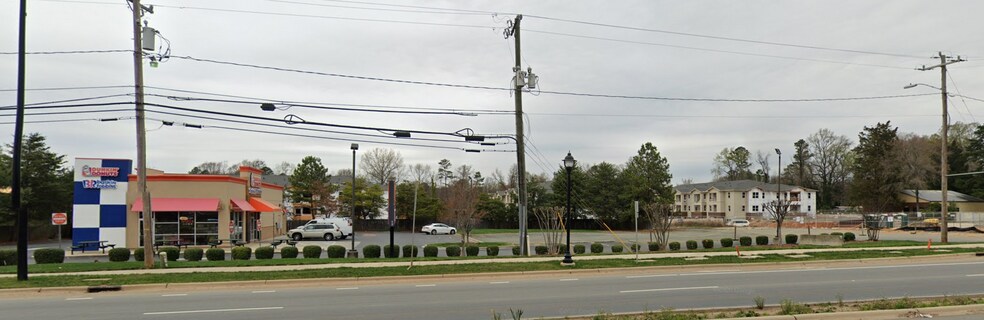 5621 N Tryon St, Charlotte, NC for lease - Building Photo - Image 3 of 6