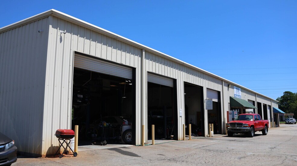 304 Buford Dr NE, Lawrenceville, GA à vendre - Photo du bâtiment - Image 2 de 5