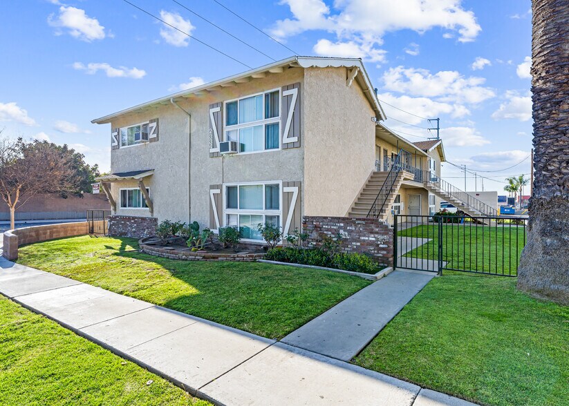 2334 E Santa Fe Ave, Fullerton, CA à vendre - Photo du bâtiment - Image 1 de 9