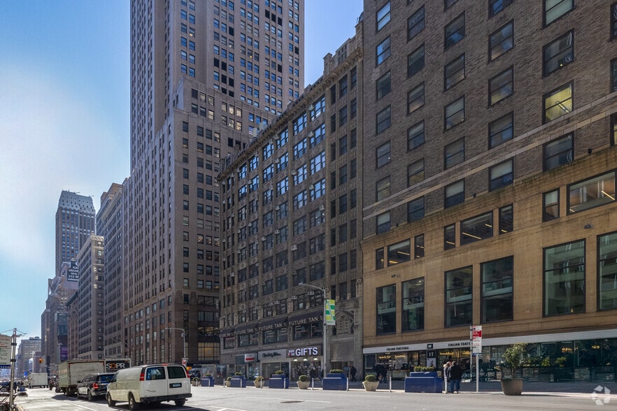 526 Seventh Ave, New York, NY for lease - Building Photo - Image 2 of 5
