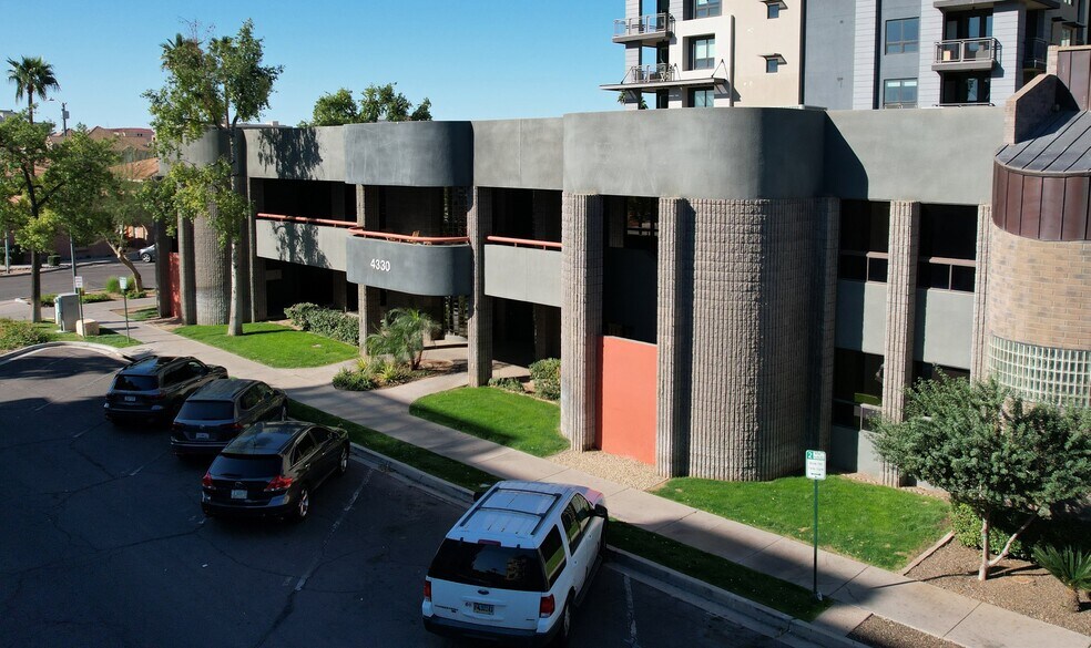 4330 N Civic Center Plz, Scottsdale, AZ à vendre - Photo du bâtiment - Image 2 de 8