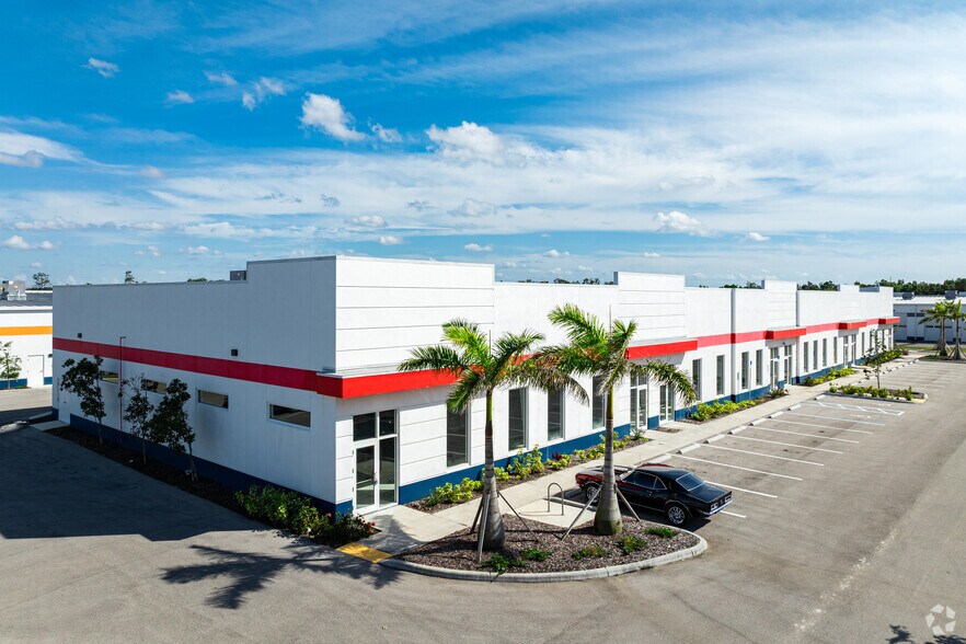 16350 Innovation Ln, Fort Myers, FL à vendre - Photo du bâtiment - Image 2 de 14