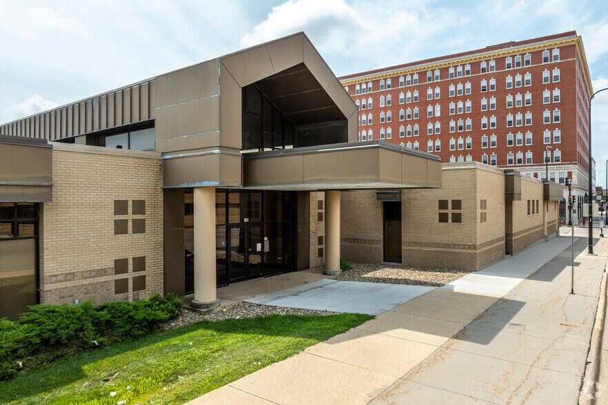 191 W 5th St, Waterloo, IA à vendre - Photo du bâtiment - Image 3 de 6