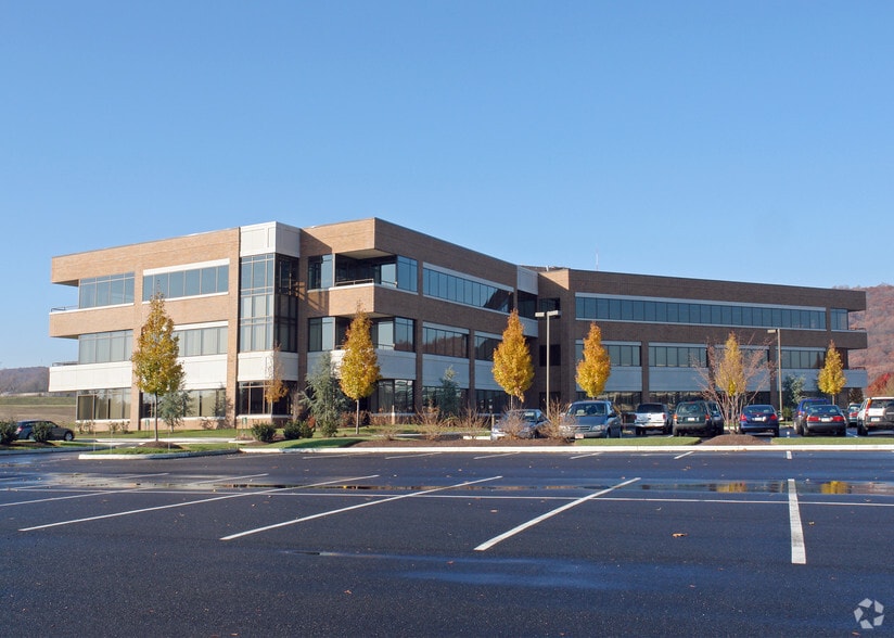 3701 Corporate Pky, Center Valley, PA for lease - Building Photo - Image 2 of 8