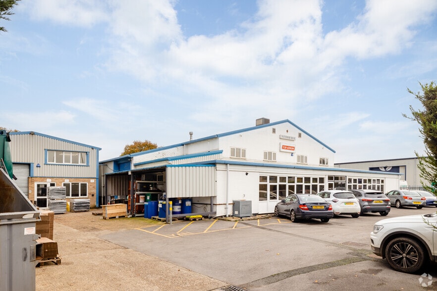 Watchmoor Rd, Camberley for sale - Primary Photo - Image 1 of 2