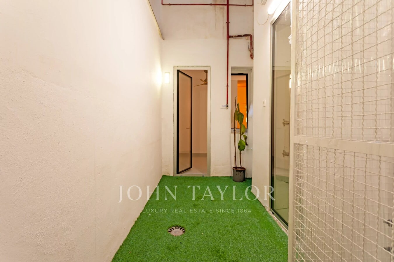Madrid, MAD 28008 - Unit DR - - Interior Photo - Image 2 of 18