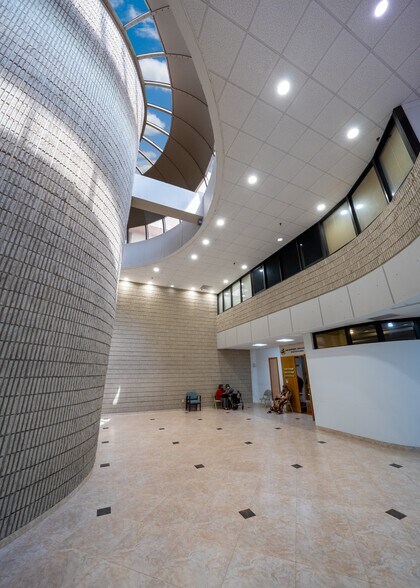 7100 W 20th Ave, Hialeah, FL à louer - Photo intérieure - Image 2 de 4