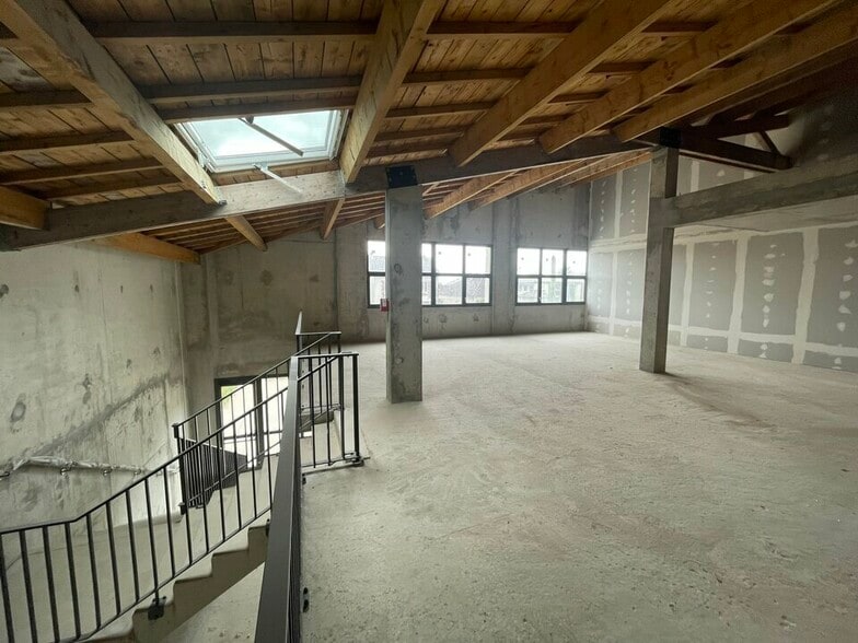 Retail in Aubergenville for lease - Interior Photo - Image 3 of 4
